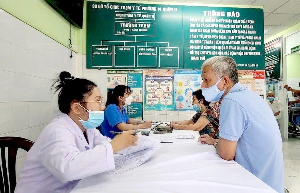 民众在医疗站做体检。