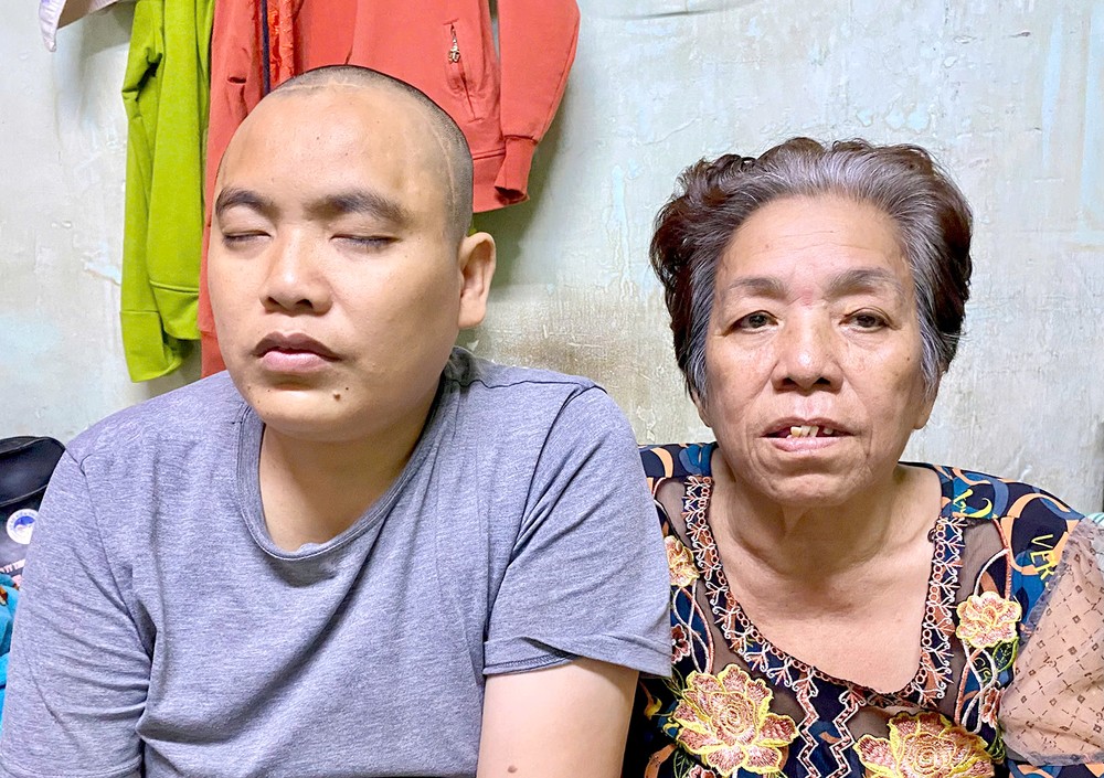 阮明雄与母亲。