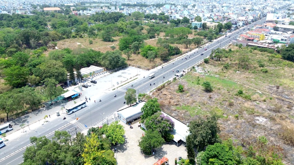 在坟墓迁移工作完成后，这片土地将成为建设一系列项目的「黄金地段」。