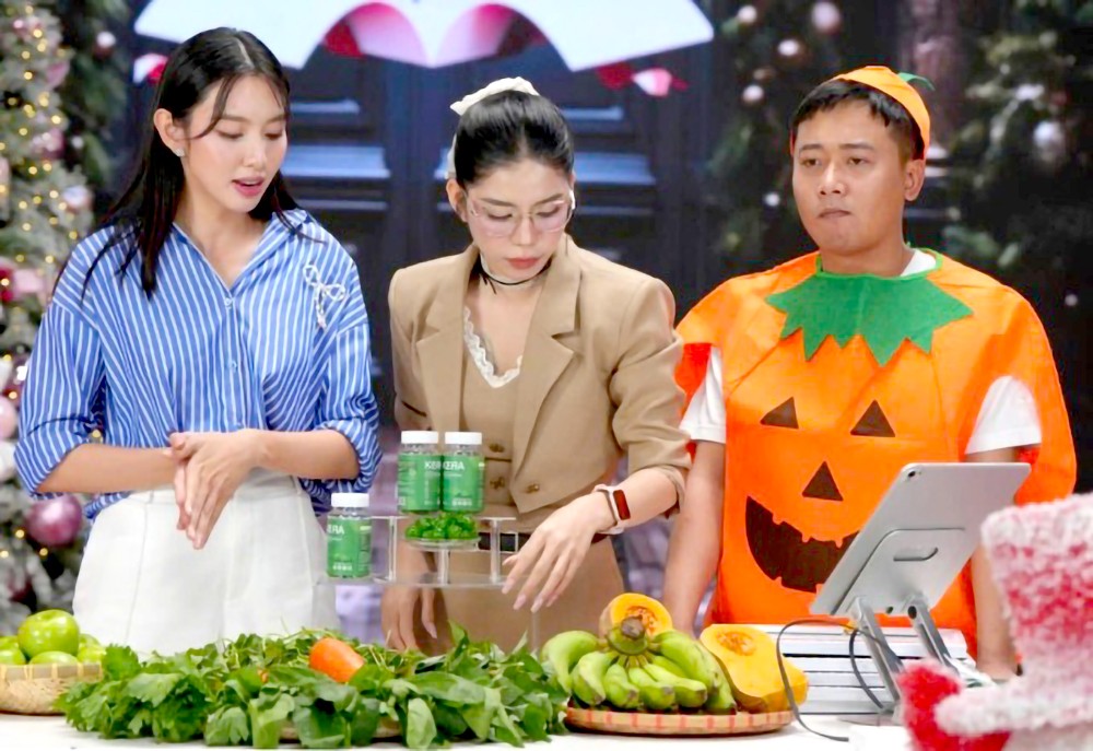 垂仙、光灵Vlog及姮“游牧”参加一场直播带货Kera糖果活动（屏幕截图）。