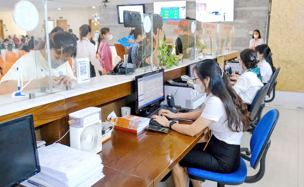 民众登记接受医保诊疗。