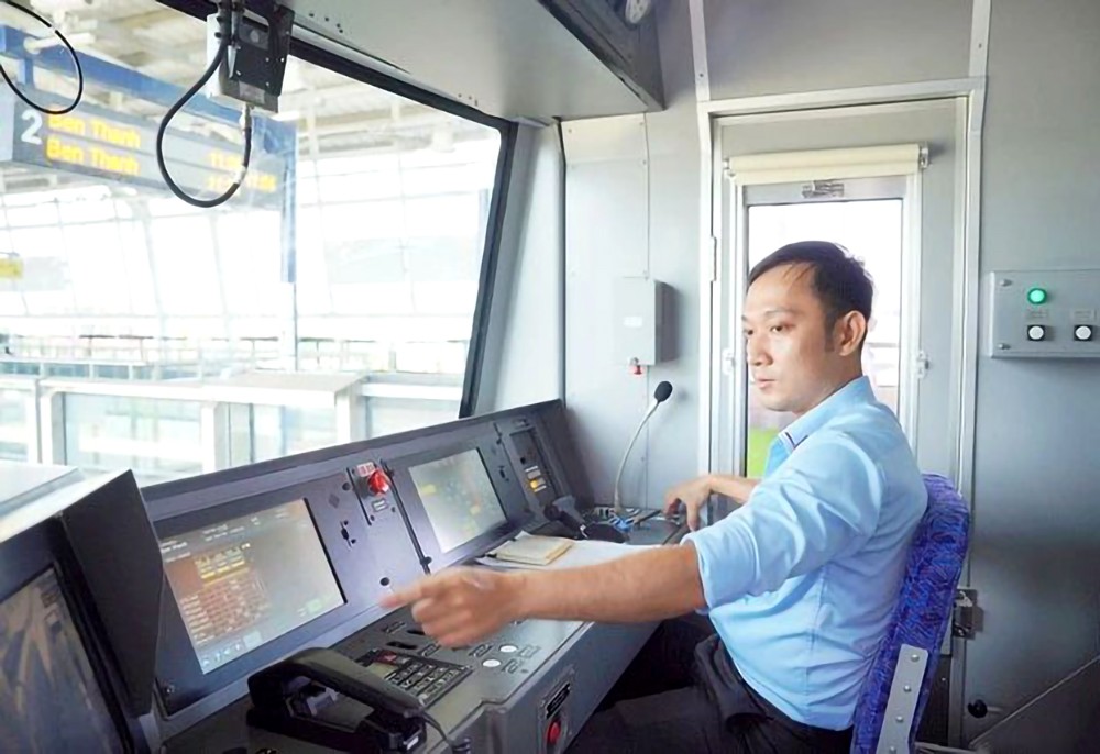 黎雄勇是被派往日本学习的地铁驾驶技术员之一。