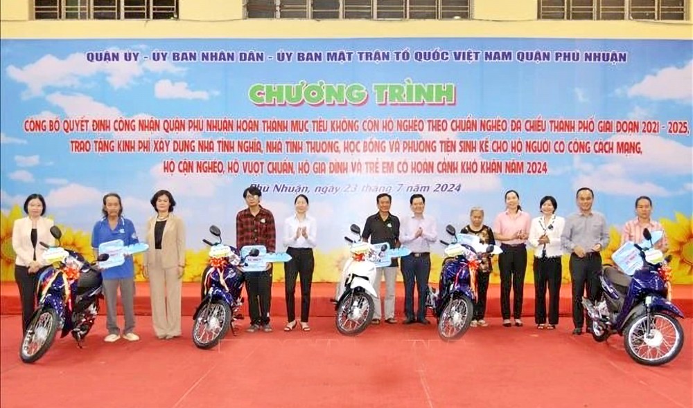 向贫困家庭捐赠摩托车作为谋生工具。