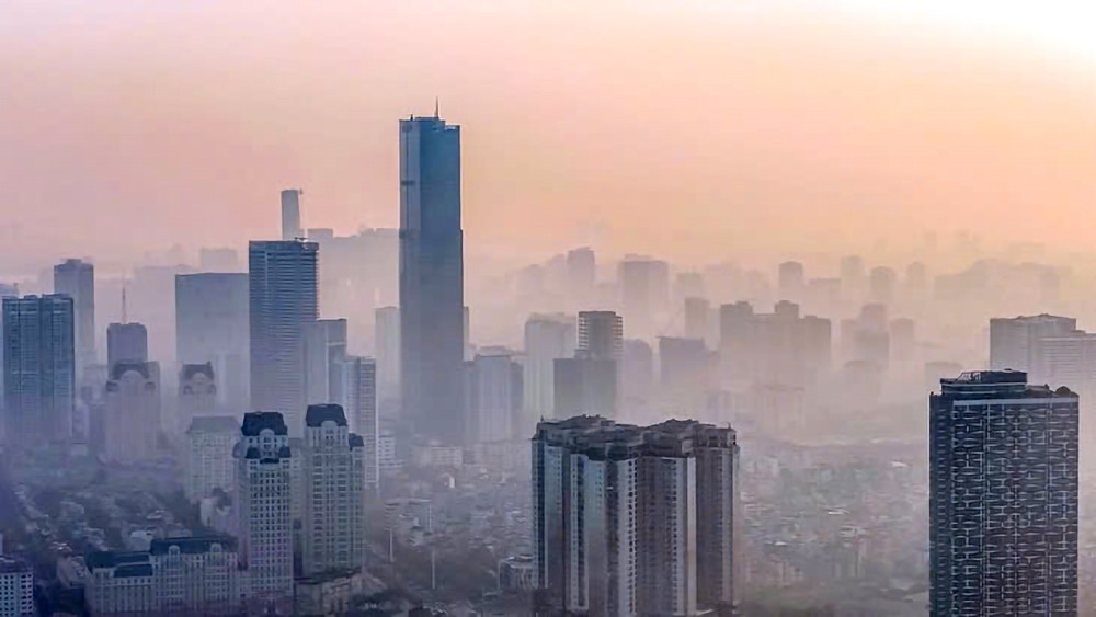 河内市内区域在空气污染日的天空。