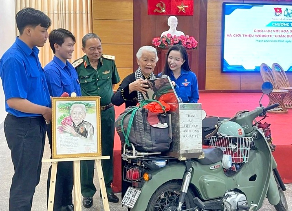 邓爱越画家分享有关她花费10年时间走遍全国各地以绘制越南英雄母亲肖像行程。