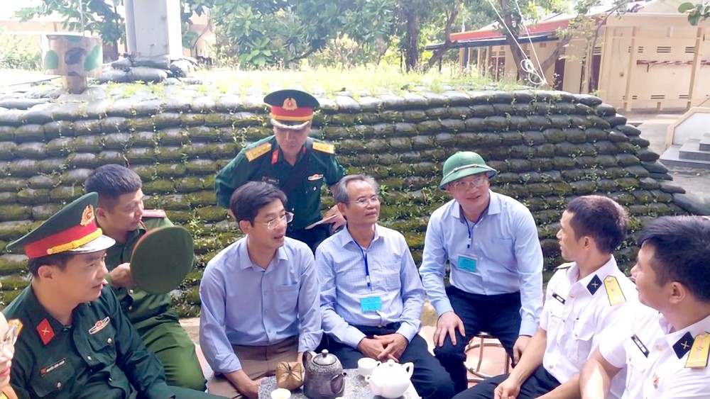 代表们与驻岛干部、战士交流。