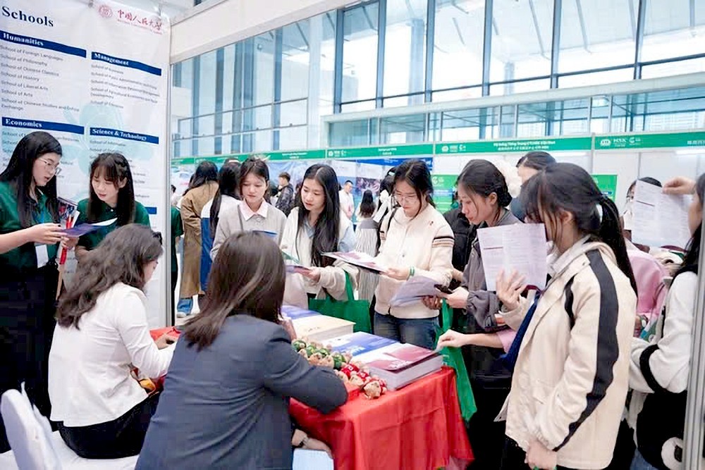 中国人民大学代表在今年3月举行的留学活动中为越南学生提供咨询。