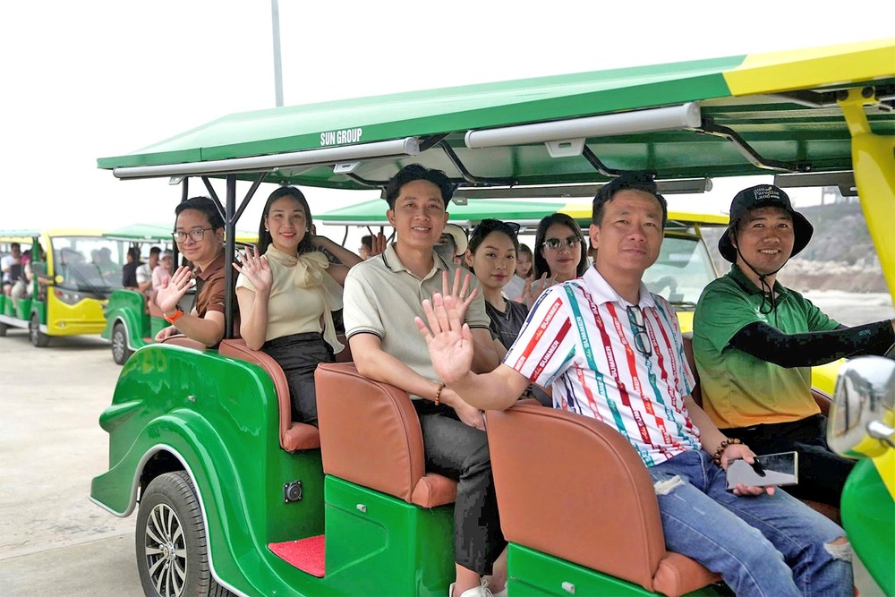 海防吉婆岛新电动车线路免费为游客服务