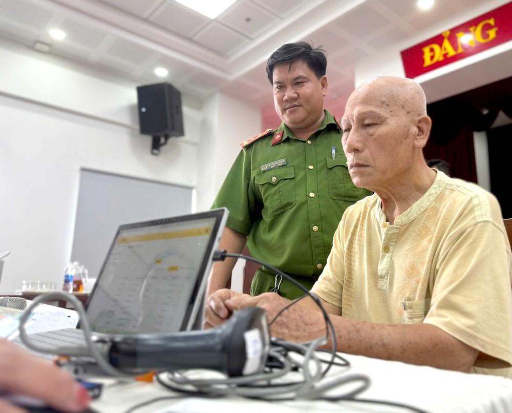 烈士家属阮明强一大早已前来采集DNA样本。