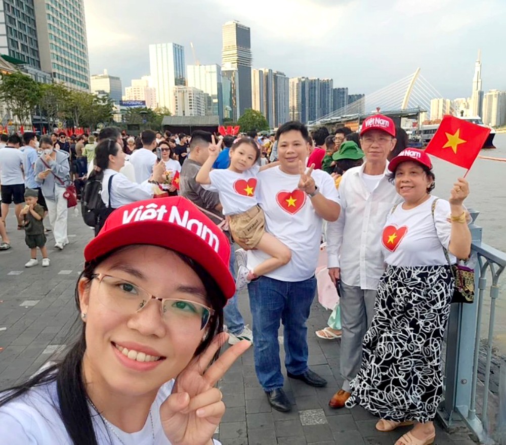 裴文志一家（家住第十一郡）通过照片传递爱国情怀。