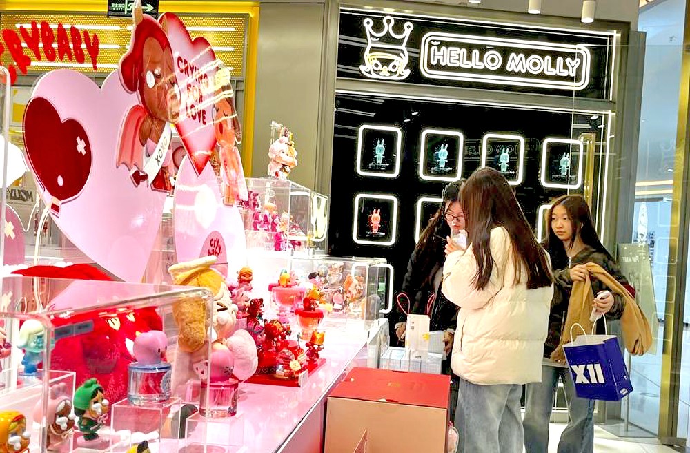 中国消费者在盲盒店内抽取自己喜欢的盲盒。