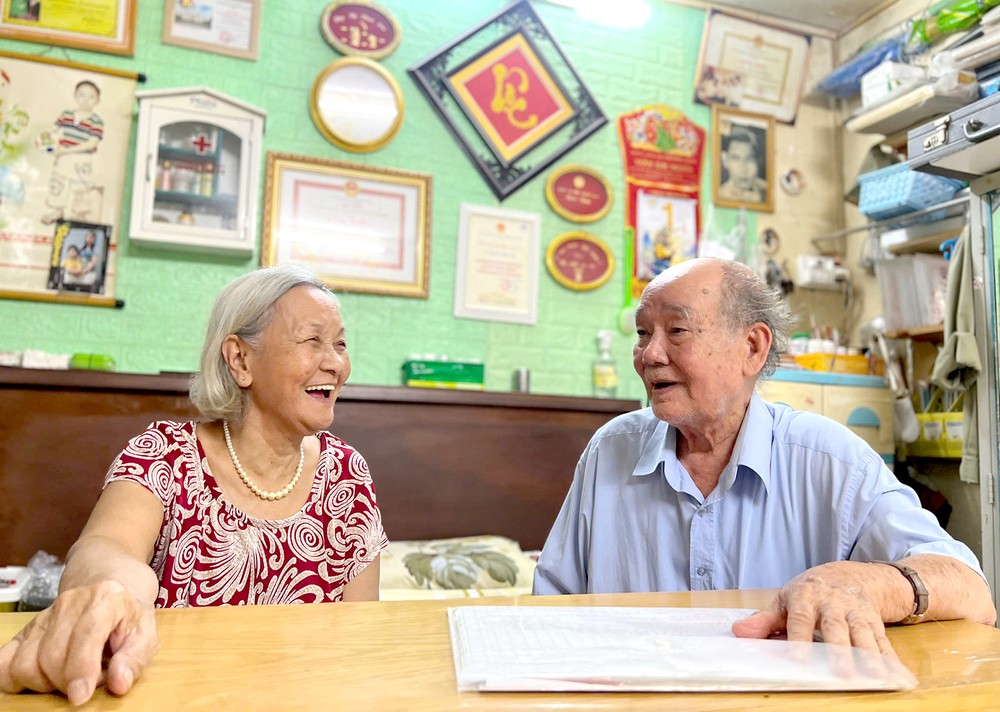 阮克恩与妻子以街坊组长的角色为社群无私奉献48年。