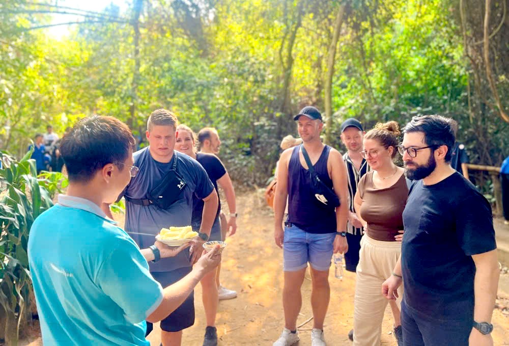 外国游客在古芝地道品尝花生盐木薯。