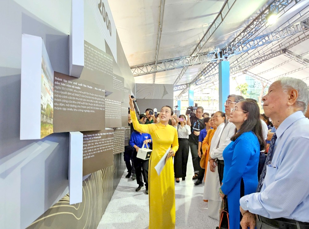 本市举行喜庆南方解放50周年展