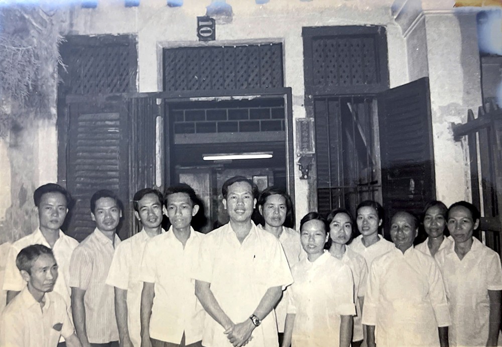T4华运宣训机关的干部与战士在南方解放后摄于第六郡第一坊嘉富街341之10号的秘密印刷所。 30-4 z6552598503566_acd7ec39e28021604a9e972d4b6771c6.jpg