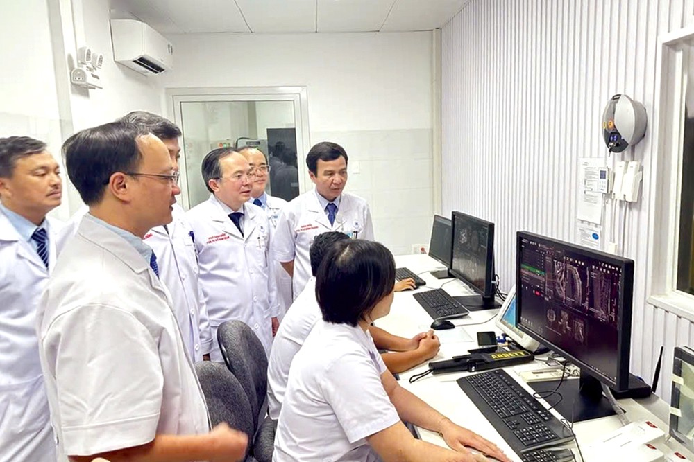 统一医院领导参观现代、优质的影像诊断系统。