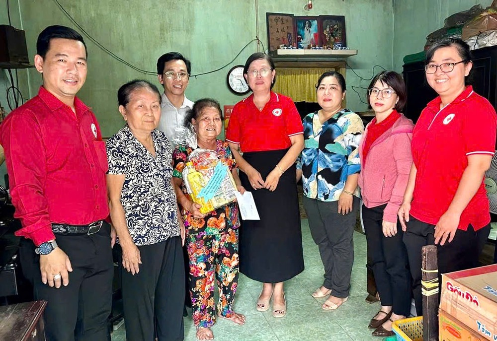 第六郡红十字会探访革命有功家庭。