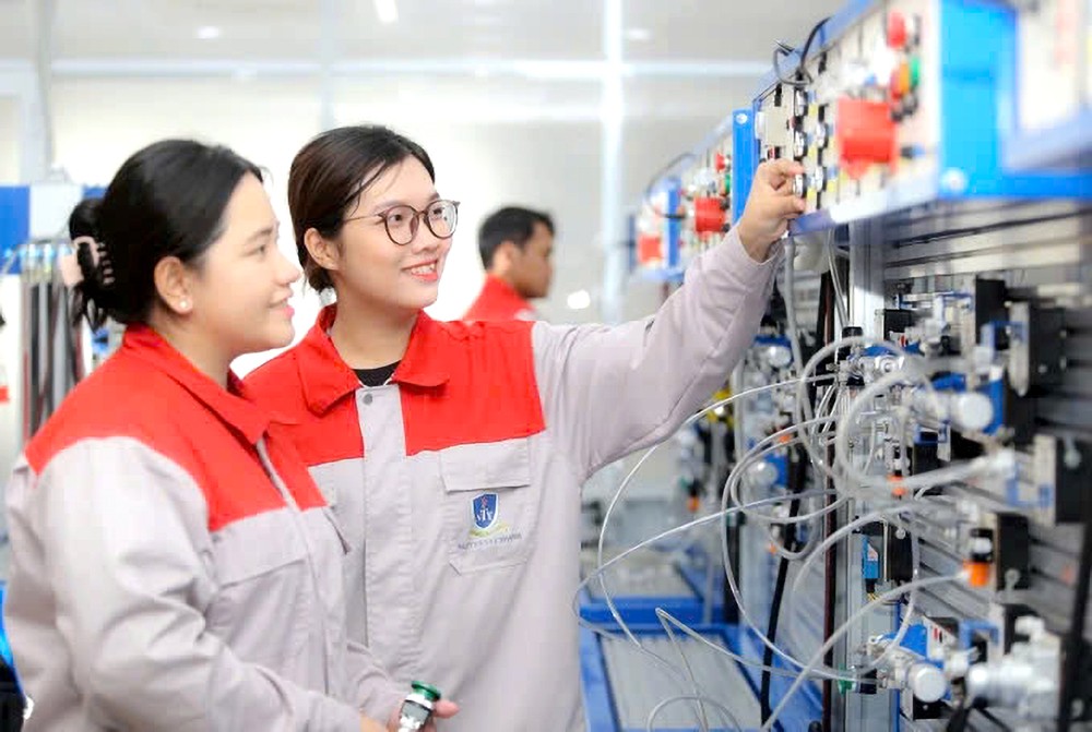 阮必成大学自动化专业女生正在实习。