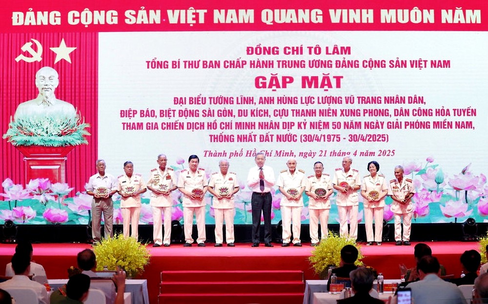 苏林总书记向各位革命老前辈赠送礼物。