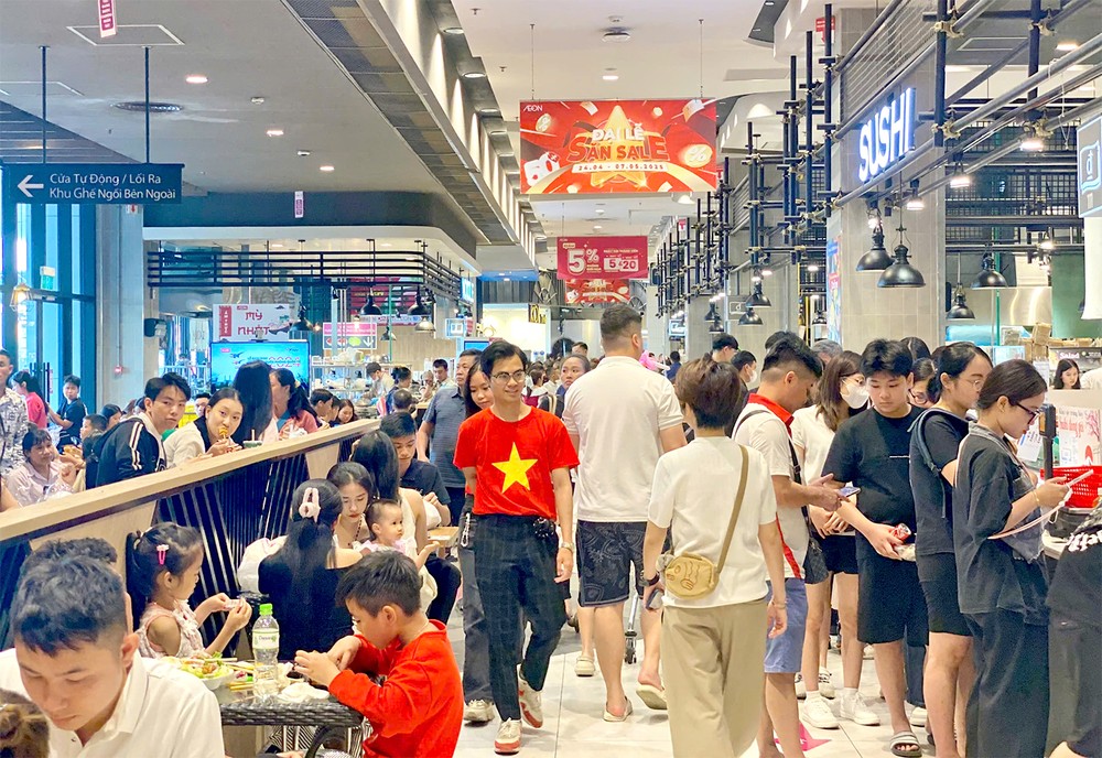 各商业和娱乐中心假日休闲消费红火