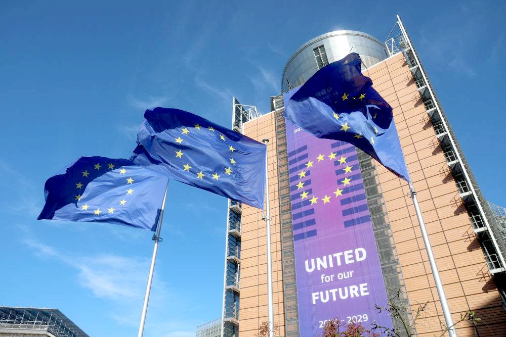 比利时布鲁塞尔欧盟总部外拍摄的欧盟旗帜。