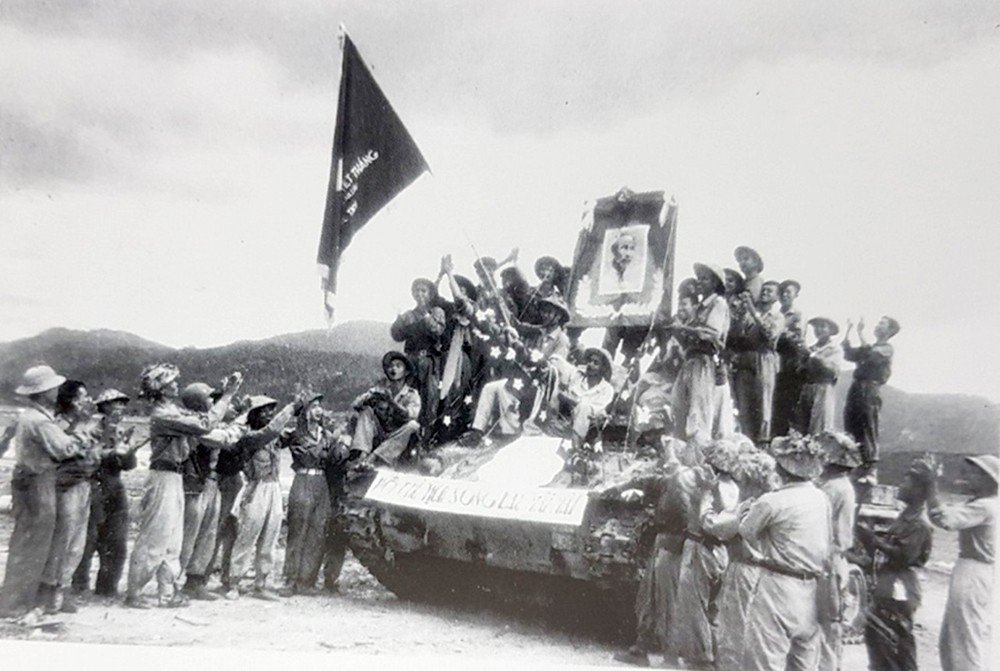 1954年奠边府胜利，从敌人缴获的坦克上装饰着决战决胜旗帜和胡志明主席肖像。（资料图）