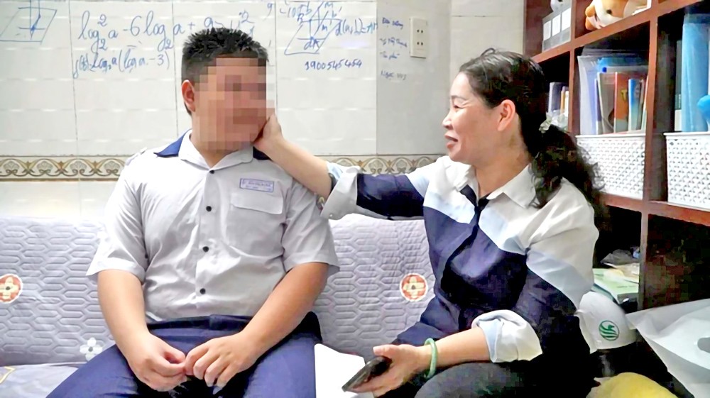 林琼街区长探望和与第十郡十四坊第五街区贫困儿童交流。