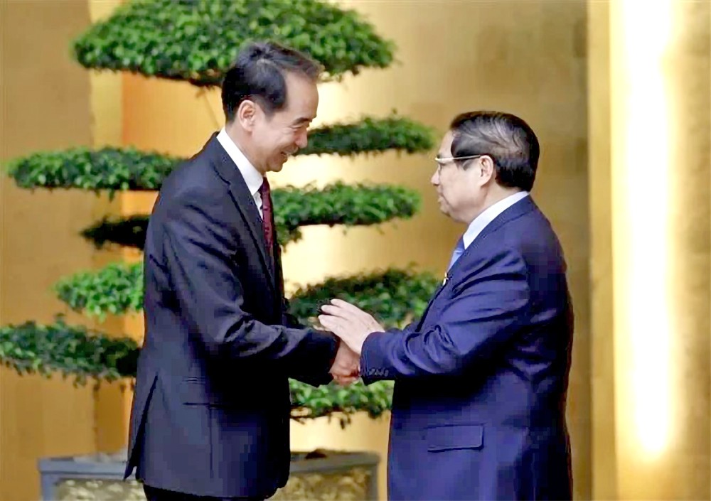 越南政府总理范明政会见中国驻越南大使何炜。