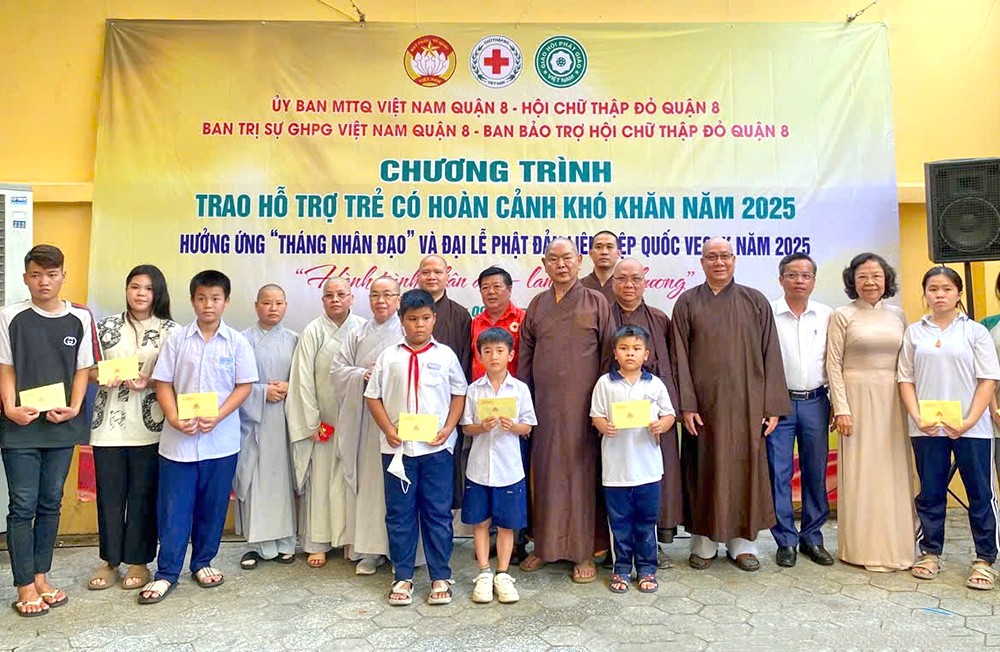 第八郡各单位、各寺院精舍代表和热心人士向孤儿颁发慈善金。