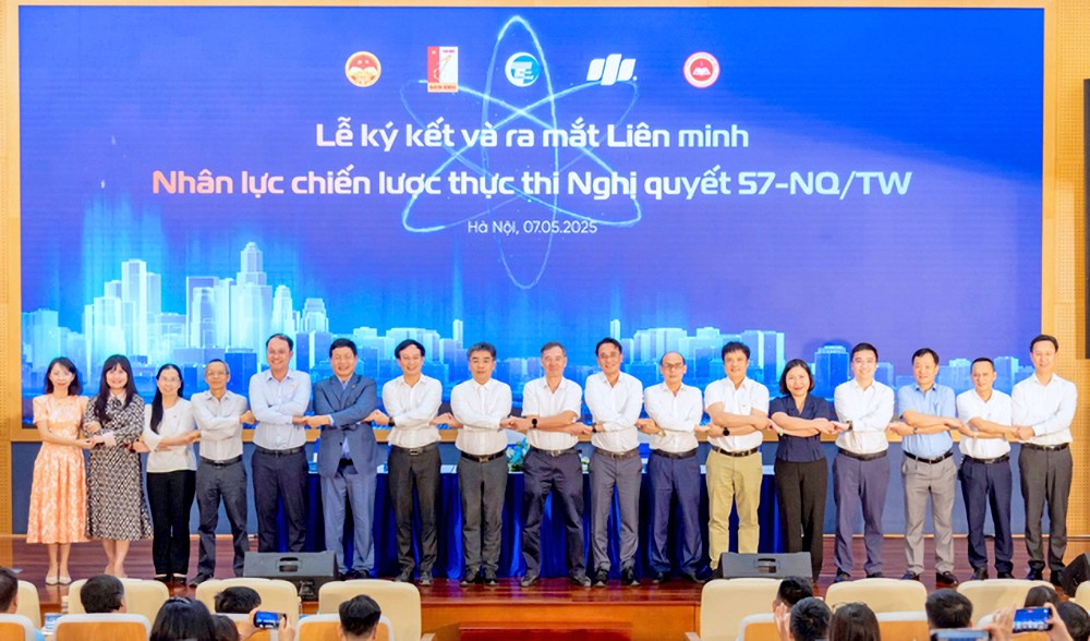 各教育机构代表签署战略人力联盟协议,以落实第五十七号《决议》。