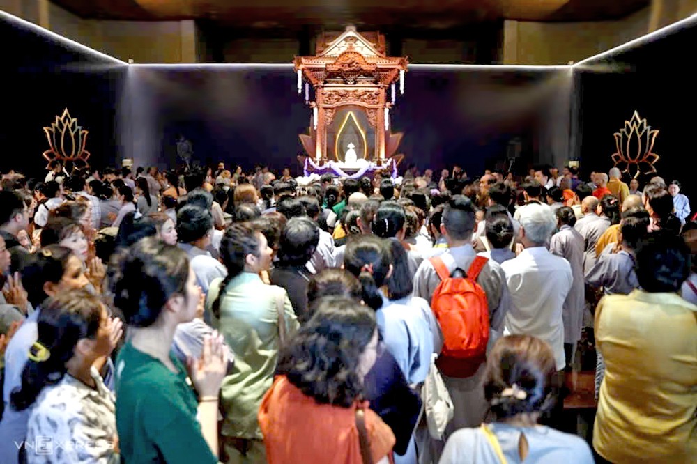 众佛子和善信在清心寺参拜佛陀舍利。