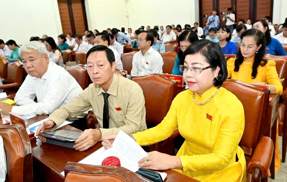 市人民议会代表出席关于重组两级地方政府的第二十二次会议。