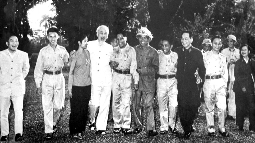 1965年11月,胡志明主席和武元甲大将欢迎探访北部的南方解放军力量英雄竞赛战士代表团。(资料图)