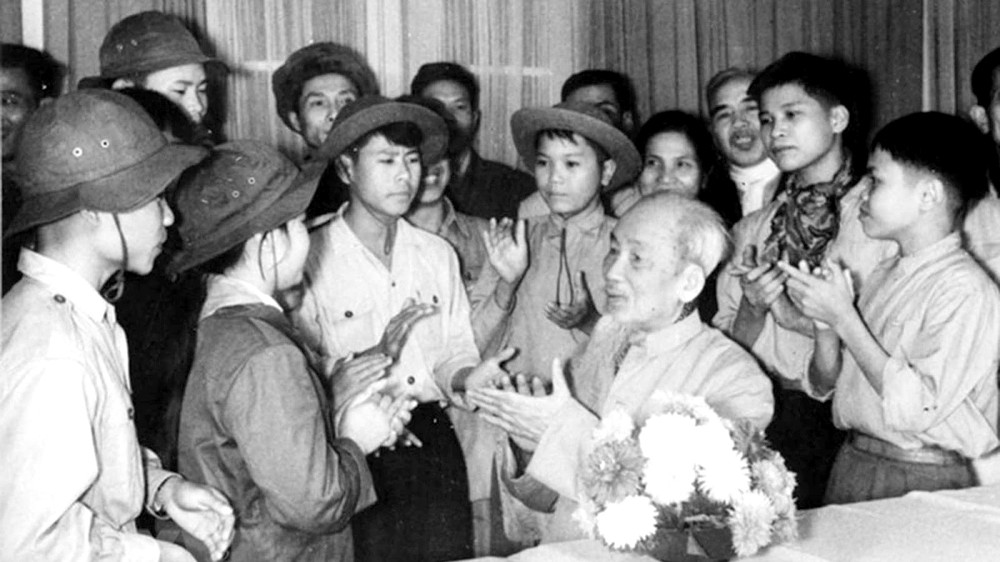 1969年2月13日,胡伯伯与探访北部的南方英雄勇士团的少儿们在一起。(资料图) 19-5 h2 z6606882925174_739186ea700630bdd1c6beff72a9cf06.jpg
