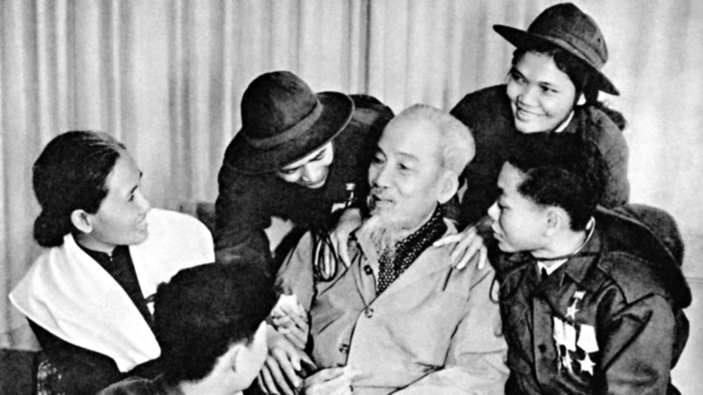 1969年,胡伯伯与南方英雄、勇士们交流。(资料图) 19-5 h3 z6606883528397_74173ac7b376d6dbe1fc88d0976993bb.jpg