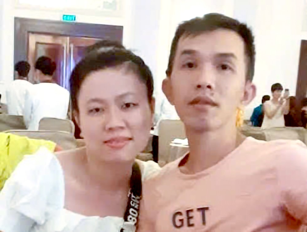 廖嵩华与妻子病前合照。曾有一个温馨家庭。
