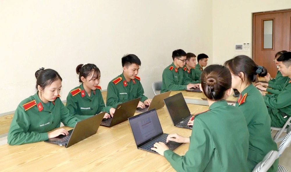 军事技术学院学员参加在社交网站维护党思想根基工作。