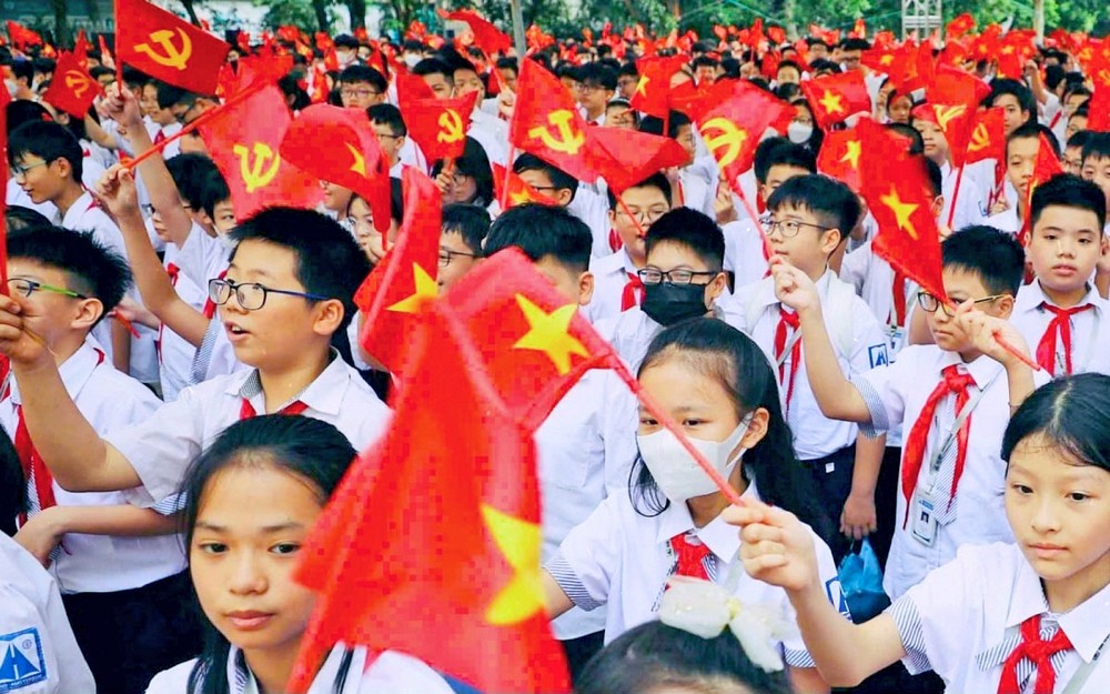 从2025-2026学年起,在全国范围内对约230万名从幼儿园到公立高中的学生全面免除学费。
