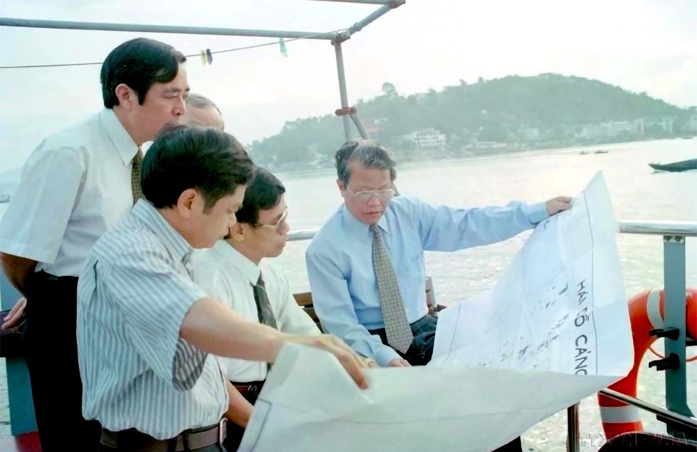 陈德良主席视察下龙湾规划,确保经济发展和保护环境景观(1997年10月15日)。