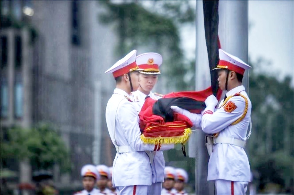 国旗降半旗仪式在巴亭广场隆重举行,为原国家主席陈德良举行国葬。