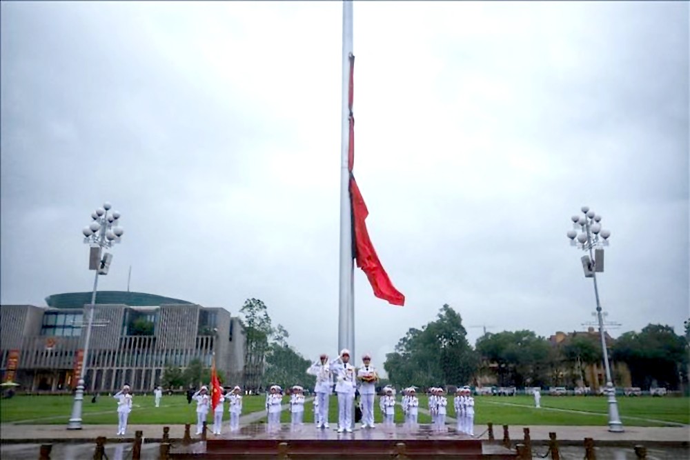 国旗降半旗仪式在巴亭广场隆重举行。 24-7.jpg