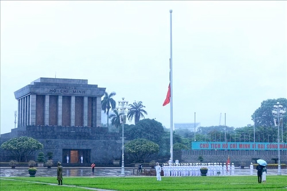 国旗降半旗仪式在巴亭广场隆重举行。 24-8.jpg