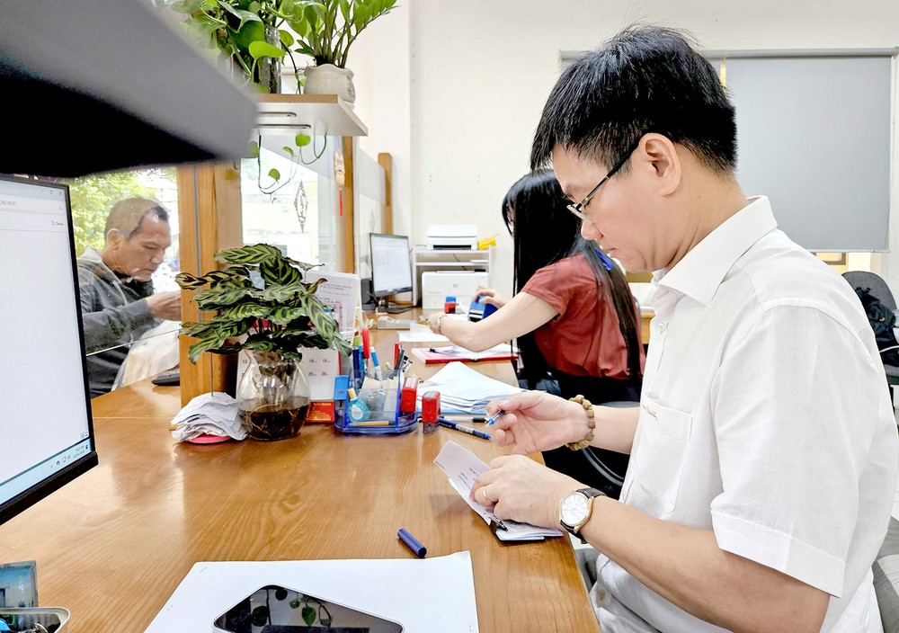旧邑郡第一坊人委会主席在“一站式”部门直接为居民签署卷宗。