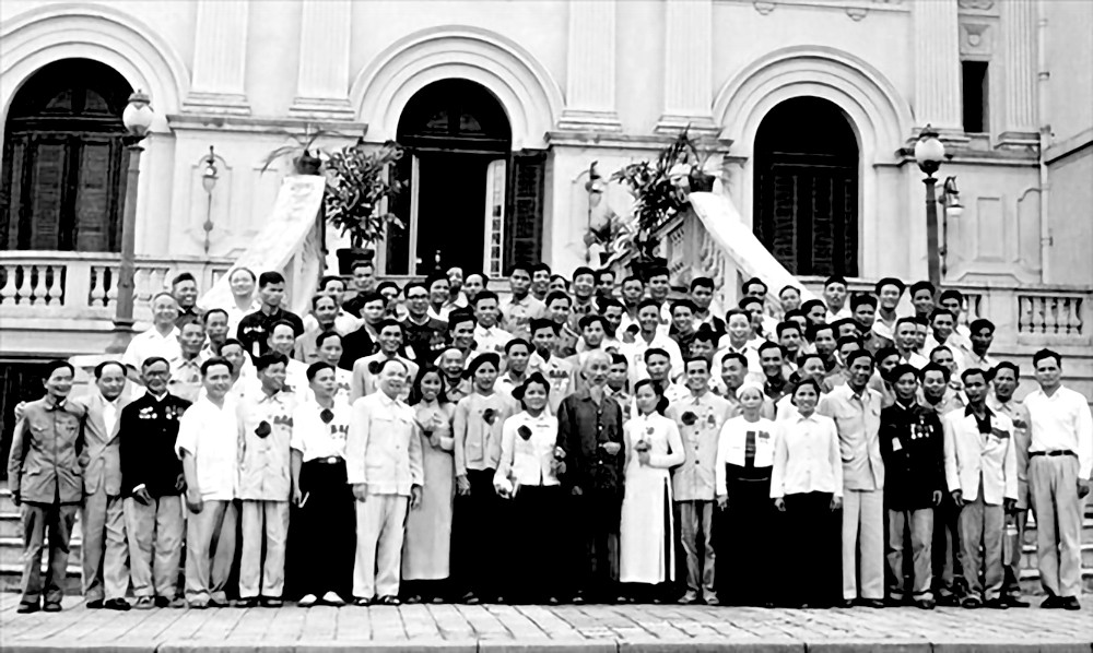 在1962年5月6日于主席府举办的第三次全国爱国竞赛英雄、战士联欢大会上,胡志明主席与获得表扬的各位代表留影。(资料图)