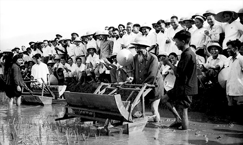 1960年7月,胡伯伯探望河内农林厅,以及在试验田里测试耕种机。(资料图) 11-6 thi dua yeu nuoc 3.jpg