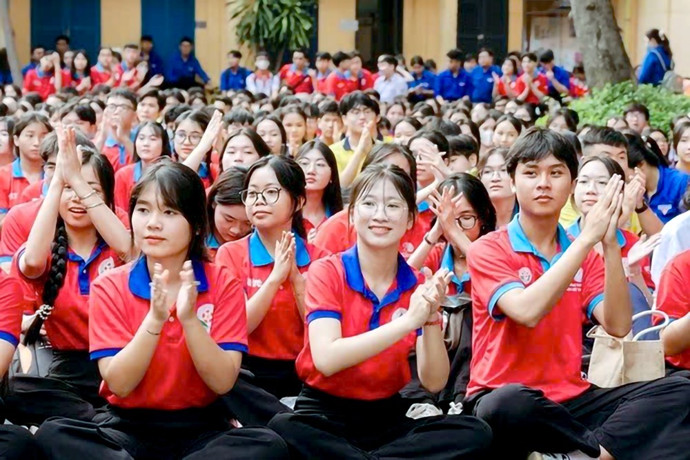 本市的5万名学生参加“红凤凰花战役”志愿活动。