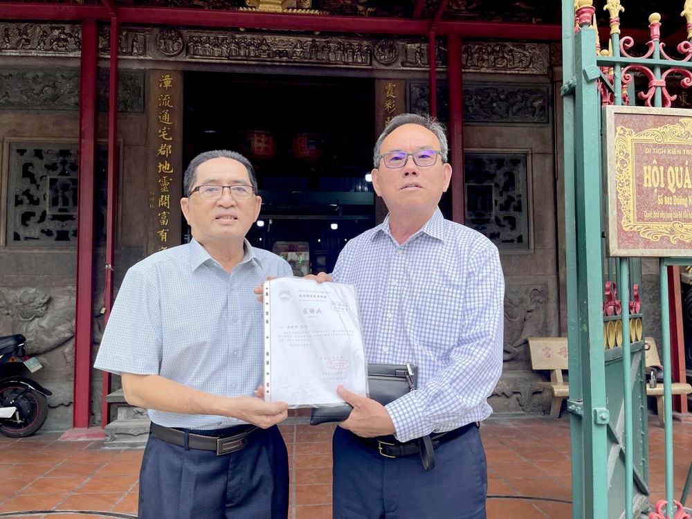 堤岸霞漳会馆理事长沈金麟(左)向余建强致送感谢函。 14-6 z6695129373255_58f234a4a5e2942cb10401cebe7ab6b9.jpg