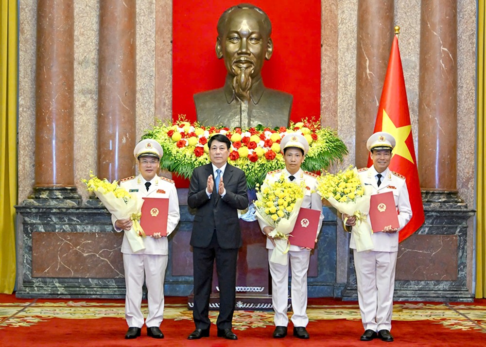 国家主席梁强向3位副部长颁授晋升上将军衔。