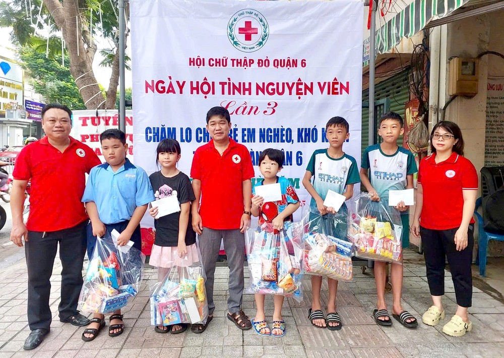 向小学生发送爱心礼包。 z6704779411120_29f70f6068dbf6bf7c3c4270df44a222.jpg