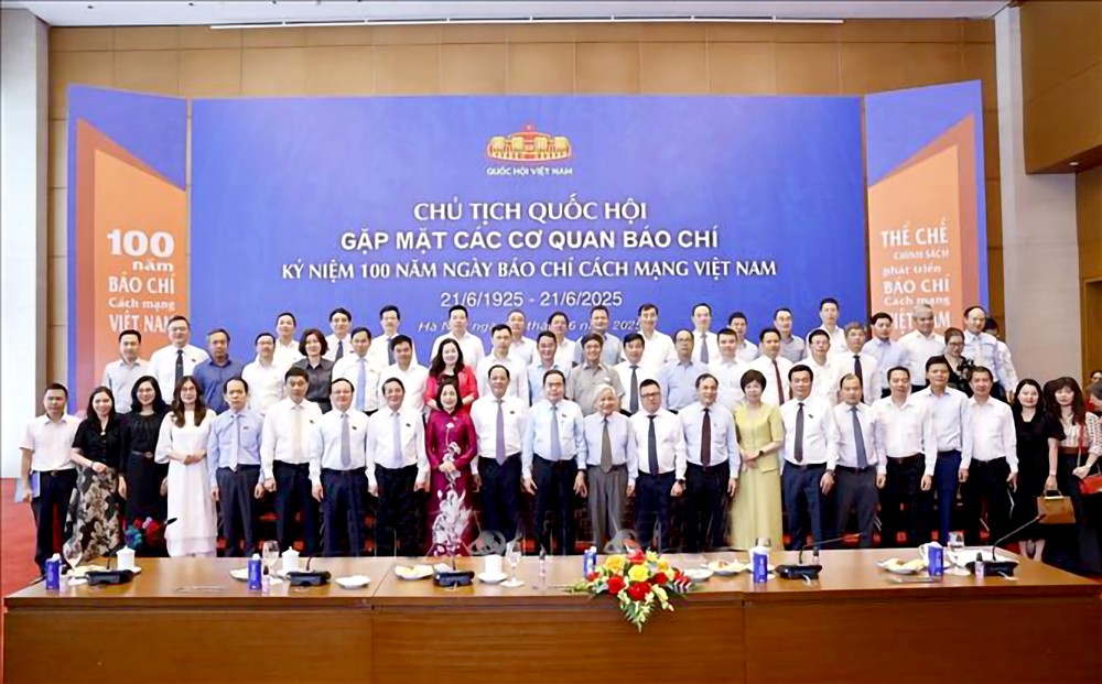 国会主席陈青敏与各新闻媒体机关负责人留影。